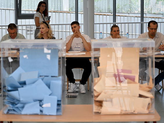 Regeringspartij Vuvic wint bij gemeenteraadsverkiezingen in Servië