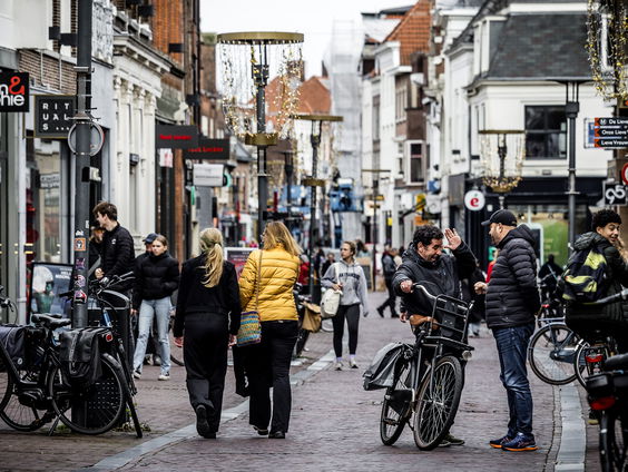 Jonge vrouwen lopen of rijden om, om plekken die ze onveilig vinden te vermijden