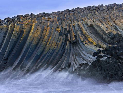 Hoe er door de beweging van aardplaten grondstoffen ontstaan