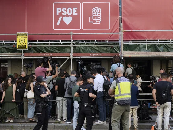 Wat doen de Spaanse corruptie-onderzoeken met de positie van Sanchez?