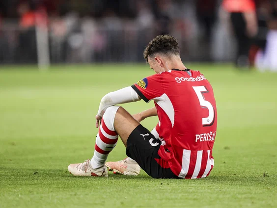 PSV verspeelt punten tegen Fortuna: 'Het is kampioen onwaardig'