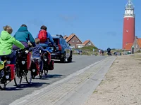 De Lonely Planet bungelt aan een schoenveter, boven een bezienswaardig ravijn