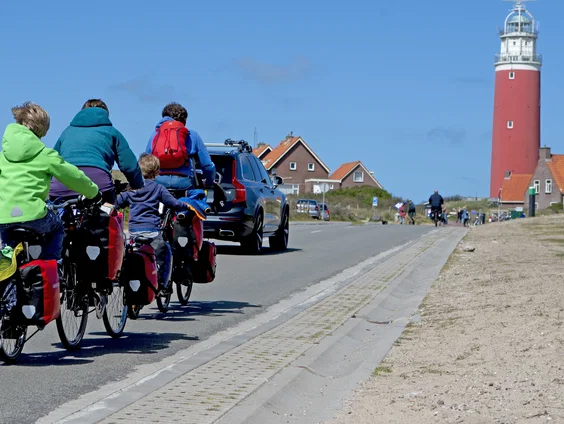 De Lonely Planet bungelt aan een schoenveter, boven een bezienswaardig ravijn