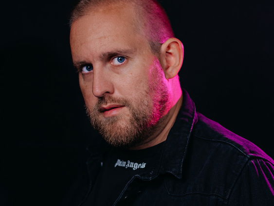 Door de weeks voor de klas als leraar economie, in het weekend als DJ op het circuit van Formule 1