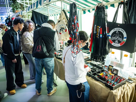 Hoe verhouden de nieuwe generaties van Molukkers zich naar 75 jaar Molukse gemeenschap in Nederland?