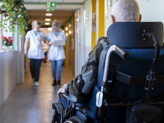 Follow The Money: invalkrachten die zonder diploma aan het werk zijn in zorginstellingen