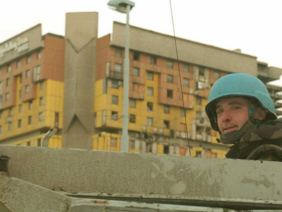 Documentaire 'Inn a State of Siege' over hotel met journalisten tijdens Joegoslavische oorlogen