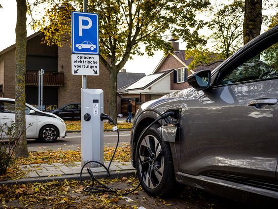 Gemeenten gaan verschillend om met laadpalen: ‘Kan duur zijn’