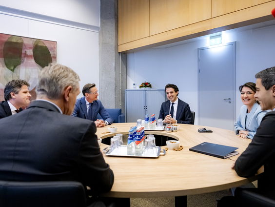 Informateur Buma zet gesprekken over formatie voort