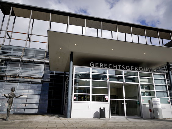 Moeten kinderen verplicht getuigen tegen hun ouders?