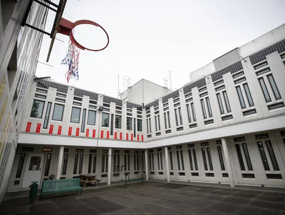 Te weinig onderwijs, 22 uur op cel: 'Jeugdgevangenissen schenden kinderrechten'