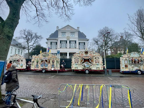 Kunstenaar Teun Castelein voert ieder jaar actie bij de Russische ambassade