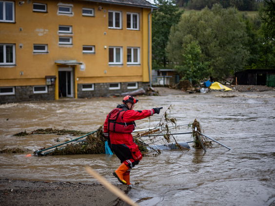 Poolse premier overweegt noodtoestand na zware overstromingen in Centraal-Europa