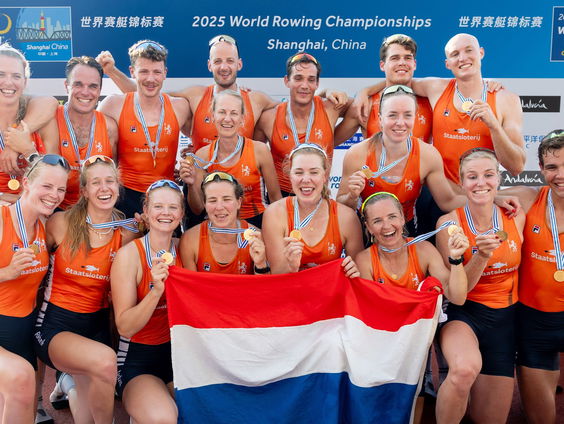 Nederlandse roeiers komen aan op Schiphol na geslaagd WK
