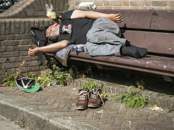 Niet-verwarde mensen vinden verwarde mensen doodeng maar ze kunnen nergens heen