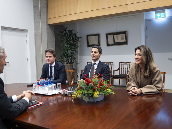 Buma presenteert het eindrapport, een dag eerder dan gepland - EenVandaag