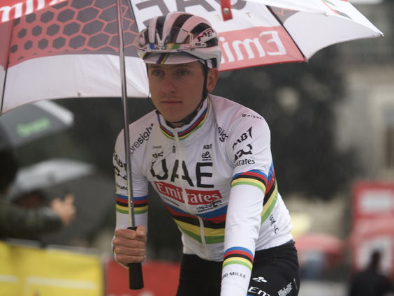 Niets kan Pogacar stoppen, behalve de regen in Italië: 'Renners remden zelf'