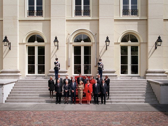 Terug naar Toen: Kabinet Kok 2 valt over nasleep van Srebrenica