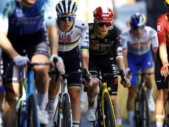 Hoe komen de renners in de Tour de France aan genoeg eten en drinken?