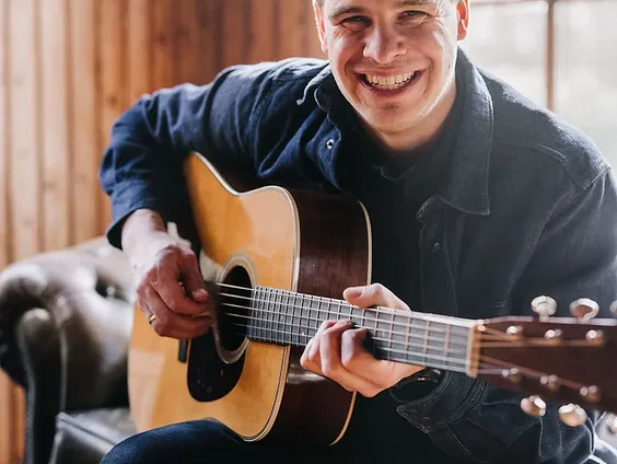 Zanger en liedjesschrijver Matthijn Buwalda gaat het theater in