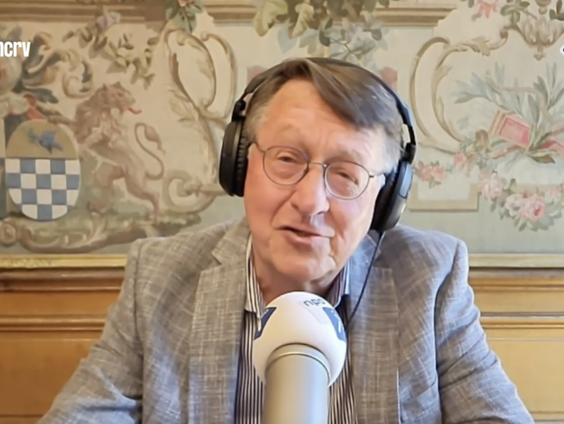 Cees Klapwijk krijgt Taalpenning van Koninklijke Academie Nederlandse Taal en Letteren