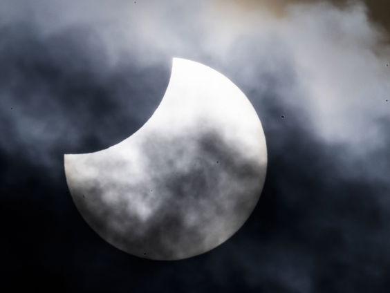 Gedeeltelijke zonsverduistering wacht op begin 'Taalstaat'