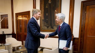 Moet de koning weer een rol krijgen in de formatie?