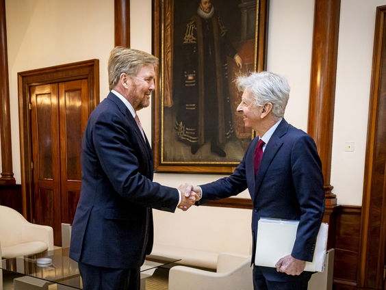 Moet de koning weer een rol krijgen in de formatie?