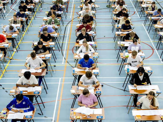 Stand.nl: 'De lat voor scholieren mag best hoog liggen'