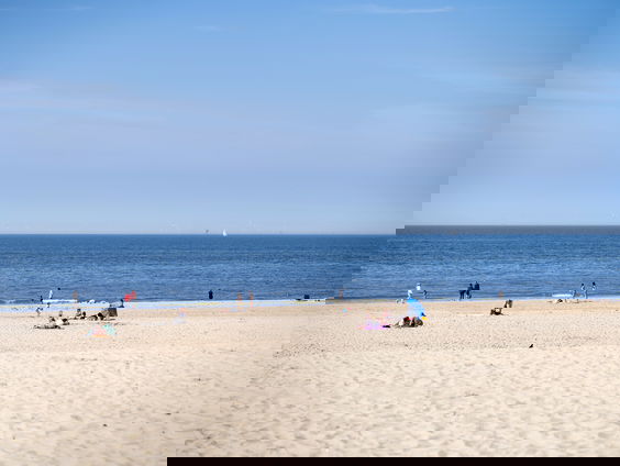 PFAS op strand door brand zonnepaneelpark op Noordzee