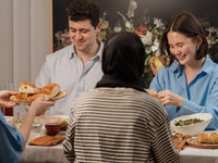 Samen eten maakt gelukkiger: waarom een maaltijd meer is dan voedsel