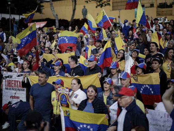 Maduro begint aan derde termijn, protesten houden aan