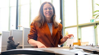 Burgemeester Schouten van Rotterdam gaat abseilen van de Euromast