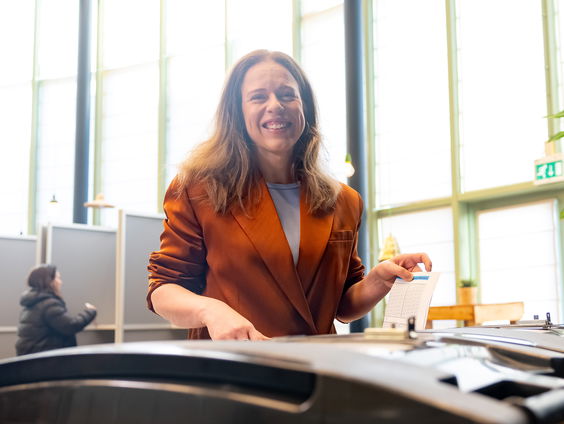 Burgemeester Schouten van Rotterdam gaat abseilen van de Euromast