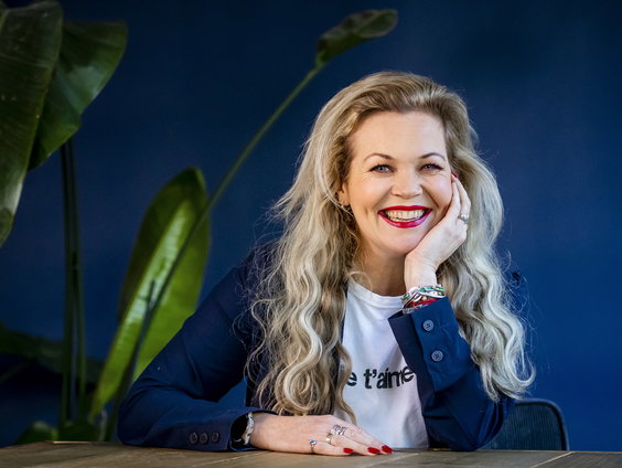 Roos Schlikker wordt naast columnist ook geestelijk verzorger, én maakt de overstap naar Trouw.