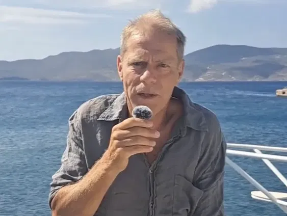 Jasper zit op schip bij Gaza: 'De commando's gaan hier straks binnenvallen'