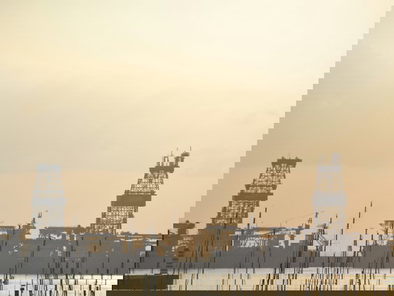 Waarom zien we een dalende gas- en olieprijs niet direct terug als consument, terwijl we wel een direct g ...