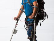 Kun je een hardloopwedstrijd lopen met een exoskelet?