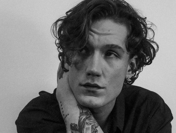 Singer-songwriter Micha gaat keihard