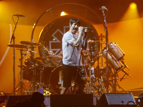 One Handshake Away: Hein Fokker kletst met de grootste artiesten