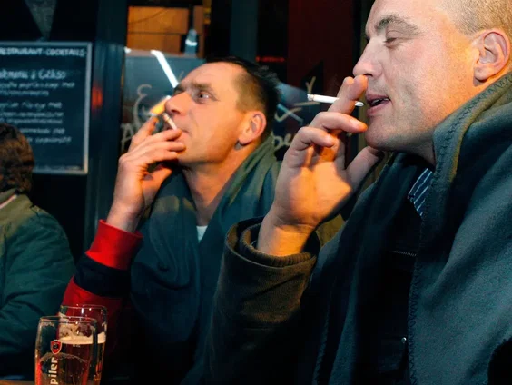 Stand.nl: Een rookverbod op het terras gaat te ver