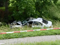 Auto raakt groep fietsers op schoolkamp: drie doden, onder wie twee kinderen