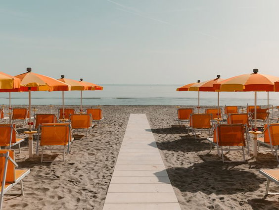 Hoe komen strandtenten aan medewerkers, nu steeds minder jongeren er willen werken?