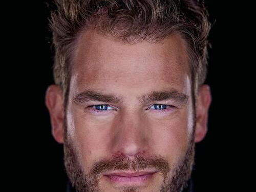 Tim Akkerman vertelt openhartig over zijn jeugd, muzikale passie en liefdevolle familie: "Muziek heeft mijn leven gered"