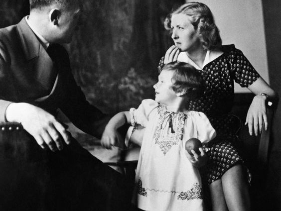 Terug naar Toen: Adolf Hitler en Eva Braun plegen zelfmoord