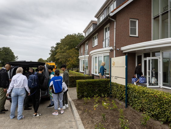 Eerste bewoners arriveren na onrust rond asielzoekerscentrum Albergen