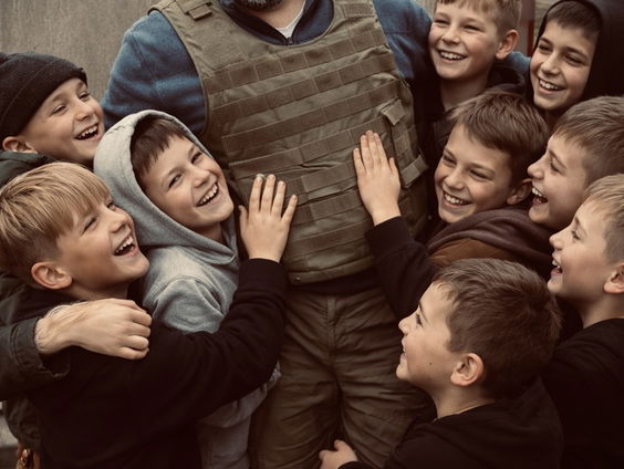 Johan Oldenburg bracht met kerst cadeautjes naar kinderen aan het Oekraïense front