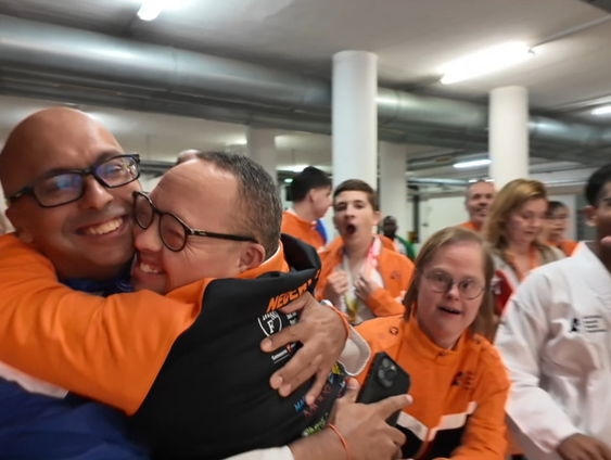 Taekwondocoach David haalt eigenhandig kwijtgeraakte WK-medailles op