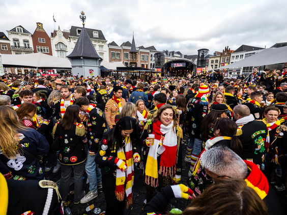Cabarettrio Un Dos Stress over de verschillen tussen Brabants carnaval en Limburgse vastelaovend