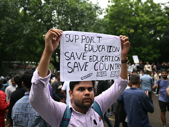 'Kakkerlakken' bestormen de straten van New Delhi om te protesteren tegen minister van Onderwijs